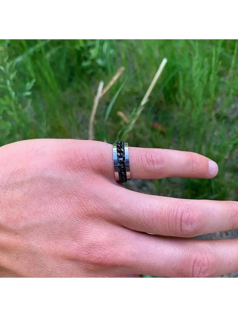 Grunge 2000s style Black and silver stainless steel spinner ring. Size 7